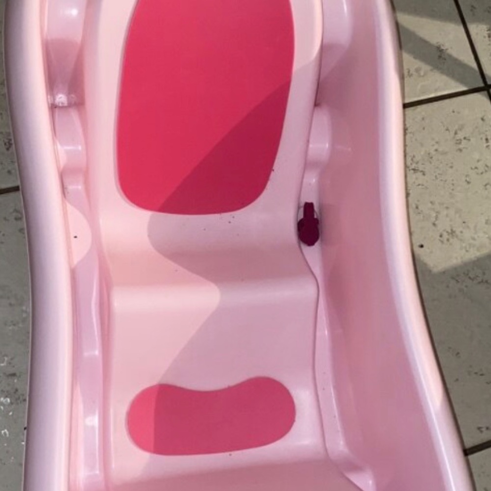 Infant to toddler bathtub